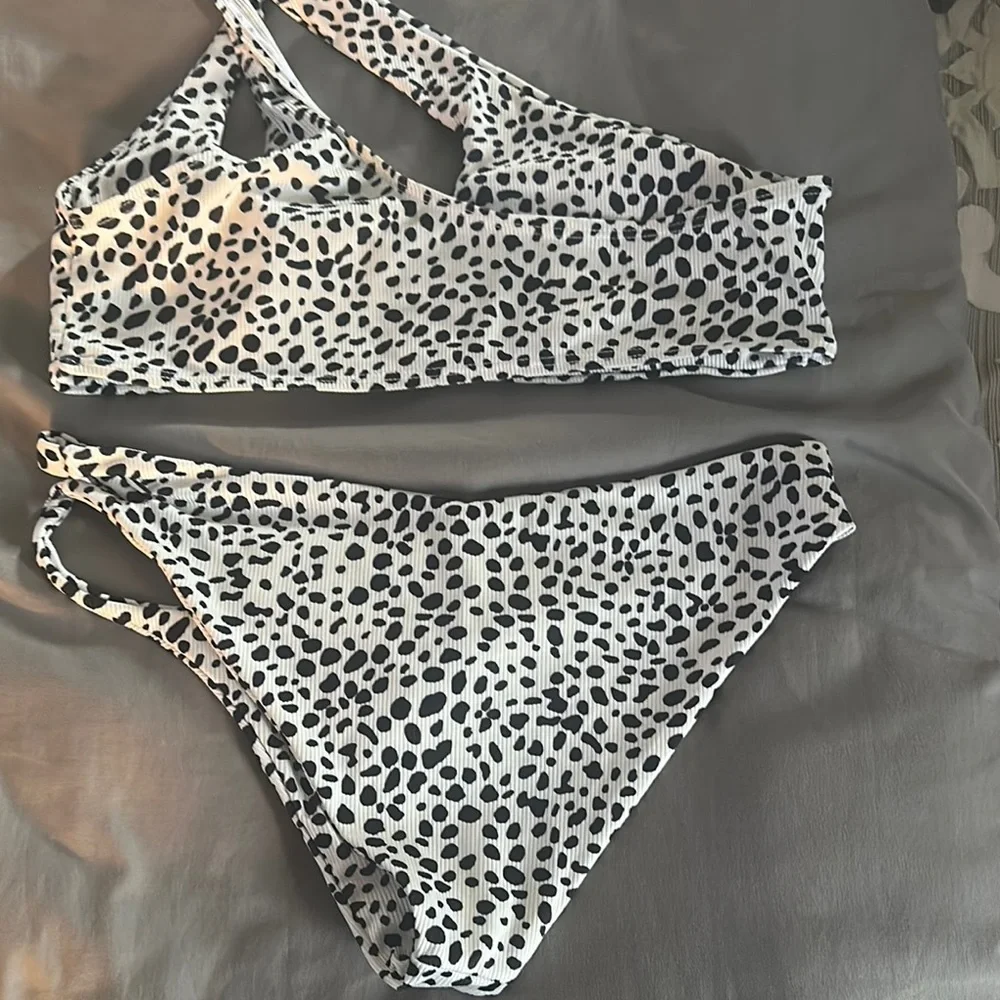 One-Shoulder Black and White Bikini Set - Picture 2 of 2